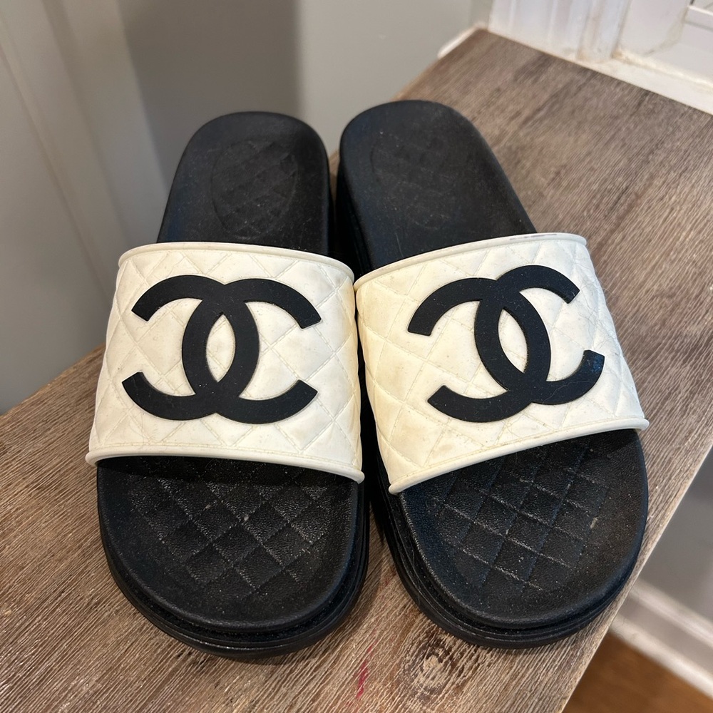 Chanel Women's Black and White Sandals